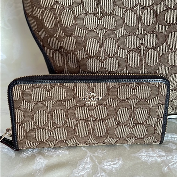 COACH SMALL DUFFEL IN SIGNATURE JACQUARD w/ MATCHING WALLET - Picture 4 of 15